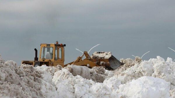 Suyu kuruyan Beyşehir Gölü’ne kamyonlarla kar döküldü - Sputnik Türkiye