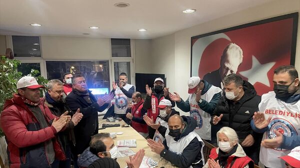 Bakırköy Belediyesi önünde yaklaşık iki aydır grev yapan işçiler, görüşmelerinden sonuç alamadıkları gerekçesiyle CHP Bakırköy ilçe Başkanlığında ''bekleme eylemi'' başlattı.
 - Sputnik Türkiye