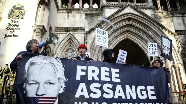 Kraliyet Adalet Mahkemeleri önünde Julian Assange'ın ABD'ye iade edilmemesi için gösteri (Londra, Birleşik Krallık) - Sputnik Türkiye