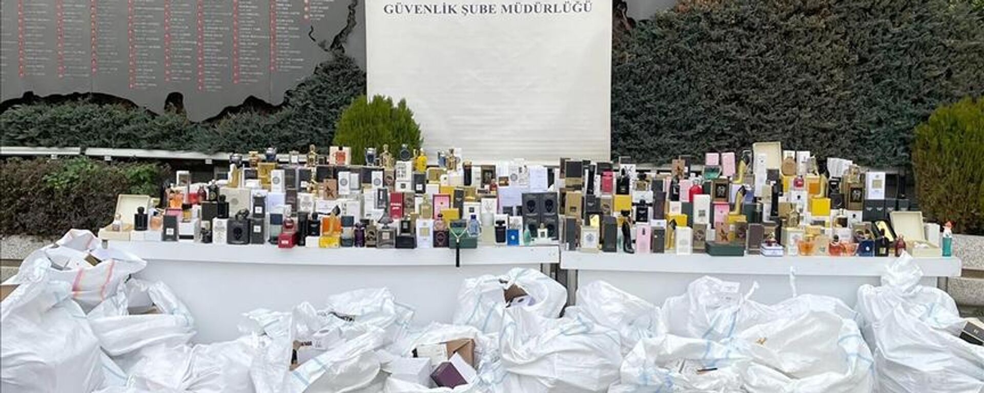 İstanbul’da 70 bin şişe sahte parfüm ele geçirildi - Sputnik Türkiye, 1920, 30.12.2021