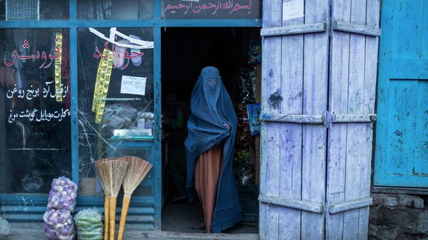 Afganistan'da burka giyen bir kadın - Sputnik Türkiye