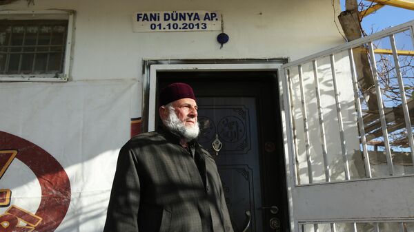 Hastalıkları nedeniyle doktor tavsiyesi doğrultusunda köyde ev yaparak adını ‘Fani Dünya Apartmanı’ koyan 75 yaşındaki Hüseyin Elmas, 2 abonelik almasına rağmen 9 yıldır evine elektrik bağlanmıyor.  - Sputnik Türkiye