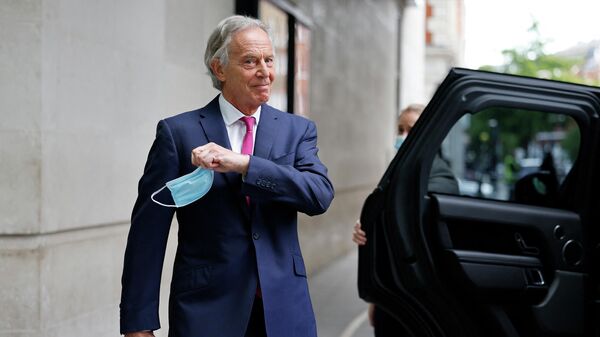 Eski Britanya Başbakanı  Tony Blair, Haziran 2021'de Andrew Marr Show'a katılmasının ardından BBC binasından ayrılırken maskesini çıkarıyor. - Sputnik Türkiye