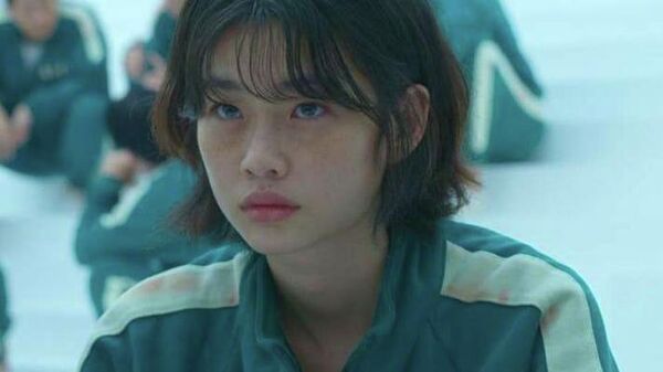 Netflix'in dünyayı kasıp kavuran dizisi Squid Game'de ana karakterlerden Kang Sae-byeok'u canlandıran oyuncu Hoyeon Jung - Sputnik Türkiye
