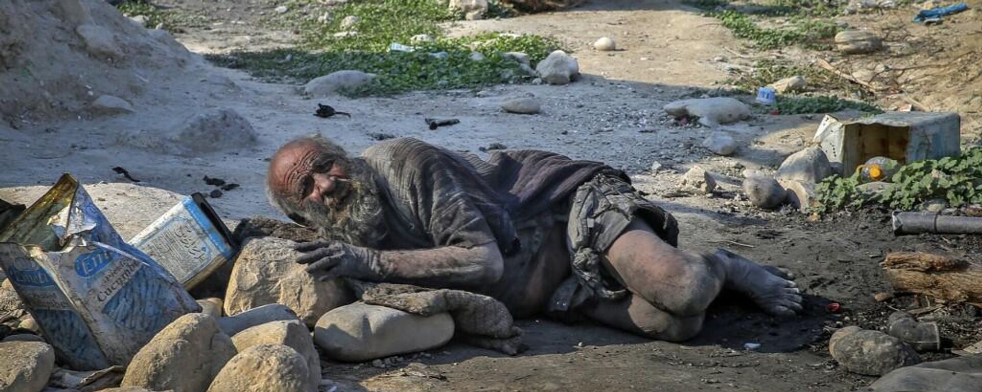 İran medyasında yer alan haberlere göre, 67 yıldır yıkanmayan ve yol kenarındaki hayvan ölüleriyle beslenen 87 yaşındaki bir adamın sağlıklı olduğu ortaya çıktı. - Sputnik Türkiye, 1920, 20.01.2022