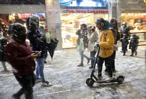 İstanbul'da kar yağışı Taksim Meydanı ve İstiklal Caddesi'nde de etkili oldu - Sputnik Türkiye