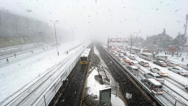 İstanbul'da kar yağışı etkisini sürdürüyor. Beylidüzü'nde D-100 kara yolu karla kaplanırken sürücüler ve metrobüsü kullanan vatandaşlar zor anlar yaşadı.
 - Sputnik Türkiye