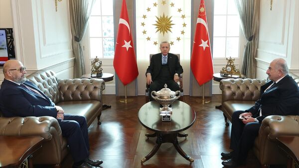 Türkiye Cumhurbaşkanı Recep Tayyip Erdoğan, Ermeni Vakıfları Birliği Başkanı Bedros Şirinoğlu'nu (solda) kabul etti.
 - Sputnik Türkiye