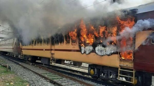  Hindistan’da demir yolları işe alım kurumu tarafından yapılan sınavları protesto eden göstericiler bir yolcu trenini ateşe verdi. - Sputnik Türkiye