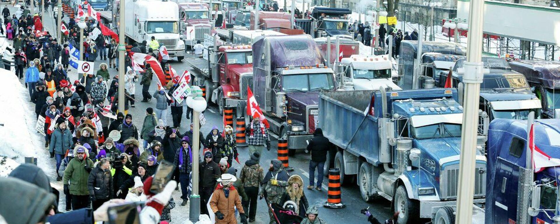 Kanada’da, iki doz Kovid-19 aşısı olma zorunluluğunu protesto eden kamyon sürücüleri, başkent Ottawa’da sokaklara döküldü. - Sputnik Türkiye, 1920, 30.01.2022