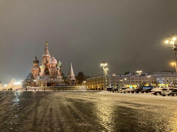 Gençler Kızıl Meydan’da dans ederken, çocuklar ise Kremlin Sarayı’nın etrafında kayarak karın tadını çıkardı. - Sputnik Türkiye