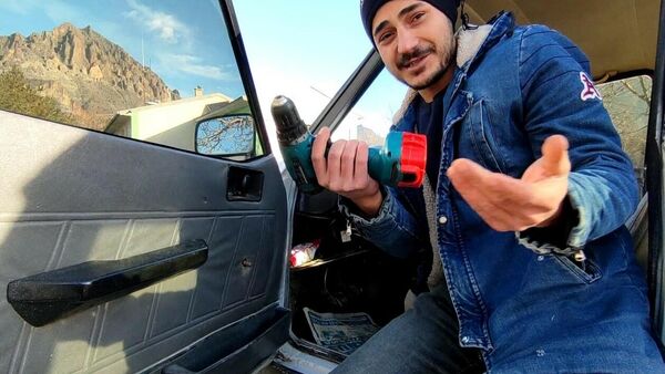 Aracın bozulan cam koluna matkaplı çözüm: 'Toros'a otomatik cam sistemi yaptım' - Sputnik Türkiye