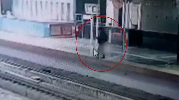 Hindistan'da metro istasyonunda yürüdüğü sırada telefonuyla ilgilenen bir kişi, rayların üzerine düştü. - Sputnik Türkiye