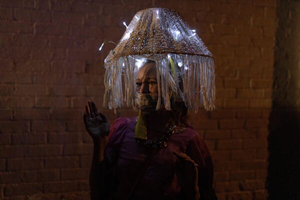 Festival sırasında ışıklı kostümler tasarlayan bölge sakinleri de geçit töreninde hazır bulundu. - Sputnik Türkiye