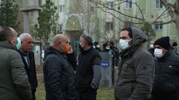 Elektrik ve doğalgaz zammını protesto eden vatandaşların yoğun önlem şaşkınlığı - Sputnik Türkiye