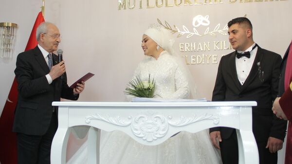 Kılıçdaroğlu nikah şahidi olduğu geline bilezik taktı - Sputnik Türkiye