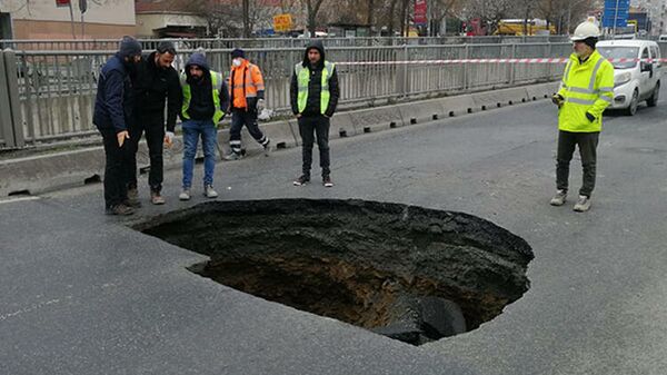 Bağcılar’da metro inşaatı yanındaki yolda göçük - Sputnik Türkiye