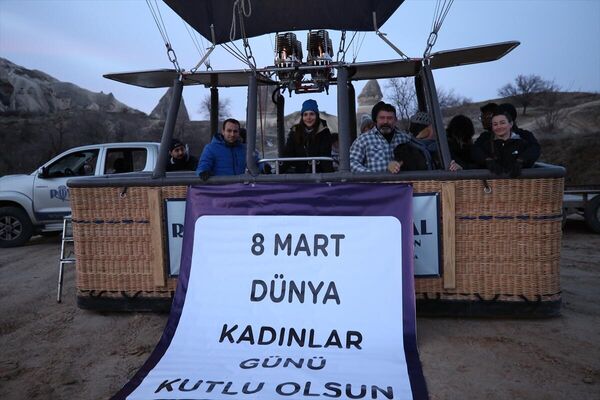 Kapadokya'da sıcak hava balonları '8 Mart Dünya Kadınlar Günü' için havalandı - Sputnik Türkiye