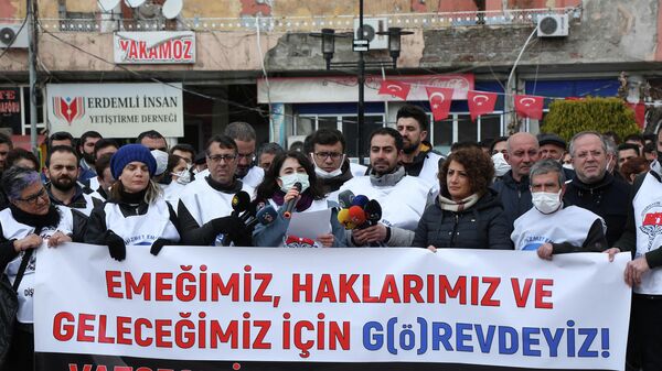 Sağlıkçılar talepleri için 3. kez grevde: 'Buradayız, hiçbir yere gitmiyoruz' - Sputnik Türkiye