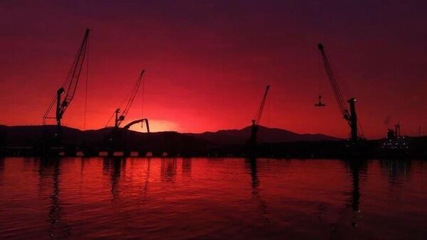 İzmir'de gökyüzü kızıla boyandı - Sputnik Türkiye