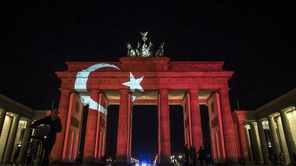 Brandenburg Kapısı - Türk Bayrağı - Sputnik Türkiye