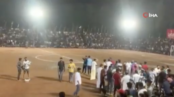 Hindistan’ın Kerela eyaletinde bir futbol maçında tribünün çökmesi sonucu 5’i ağır toplam 200 kişi yaralandı. - Sputnik Türkiye
