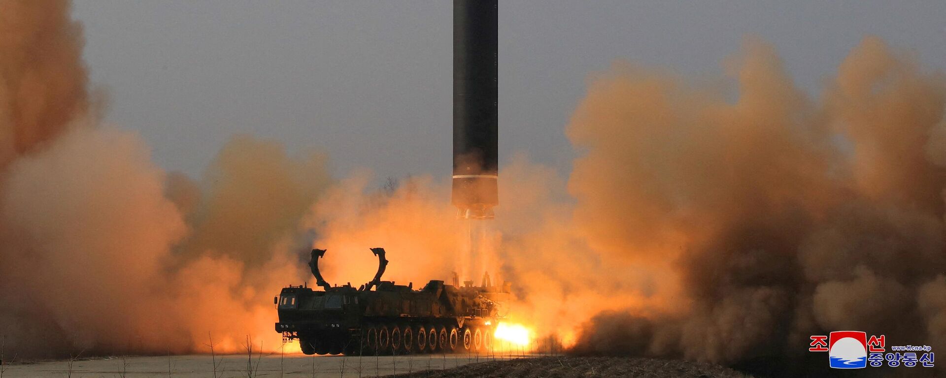 67.5 dakika boyunca maksimum 6248.5 km irtifada 1090 km menzille uçan Hwasong-17, Kuzey Kore'nin önceki kıtalararası balistik füze (ICBM) denemelerinden farklı olarak, doğrudan bir taşıyıcı, erektör, fırlatıcı (TEL) aracından fırlatıldı. Reuters'e konuşan uzmanlar Hwasong-17'yi, 'canavar füze', 'dünyadaki en büyük mobil, sıvı yakıtlı ICBM' diye niteledi.  - Sputnik Türkiye, 1920, 25.03.2022