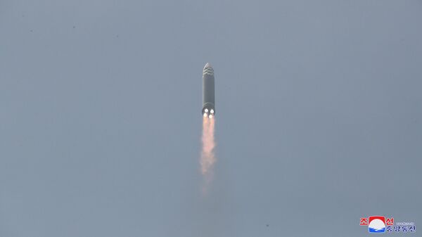 Kuzey Kore'nin yeni tipteki ve bugüne değinkilerin en büyüğü niteliğindeki Hwasong-17 isimli kıtalararası balistik füze (ICBM) denemesinden görüntü.  - Sputnik Türkiye