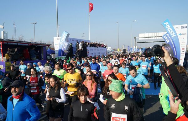 İstanbul Büyükşehir Belediyesi iştiraki Spor İstanbul tarafından 17'ncisi düzenlenen, 65 ülkeden 650'den fazla yabancı sporcunun katıldığı organizasyon, 21 kilometre ve 10 kilometre olmak üzere iki kategoride gerçekleştirilirken, yarışlarda paten tutkunları da parkura çıktı. - Sputnik Türkiye