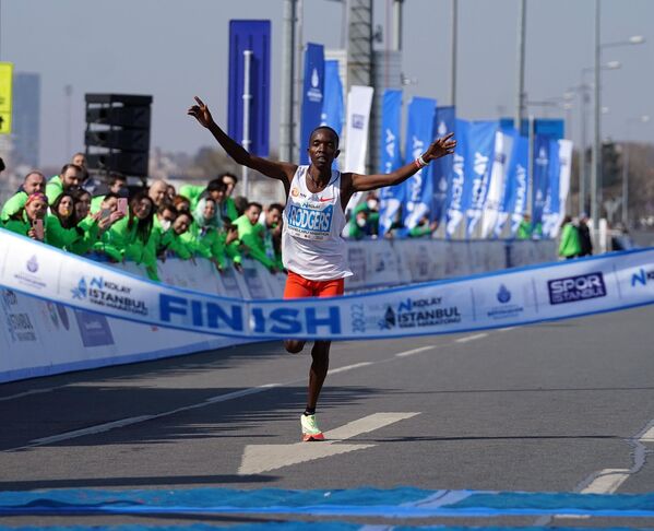 Yarı maratonda erkeklerde 59.15'lik derecesiyle Kenyalı Rodgers Kwemoi, parkur rekoru kırarak birinci olurken, aynı ülkeden Daniel Mateiko 1.00.05'lik derecesiyle ikinciliği, Emmanuel Bor ise 1.00.20'lik derecesiyle üçüncülüğü elde etti. - Sputnik Türkiye