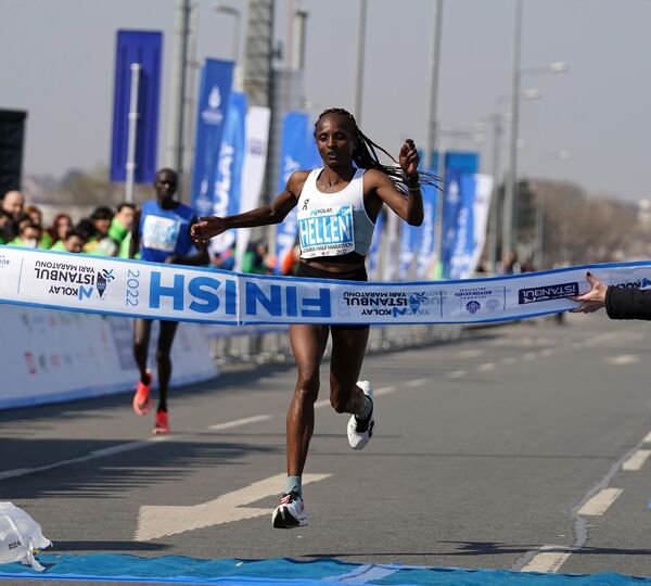 Kadınlarda da 1.04.48'lik derecesiyle Kenyalı atlet Hellen Obiri ilk sırayı aldı. Etiyopyalı Tsehay Gemechu 1.05.52'lik derecesiyle ikinci, Kenyalı Vicoty Chepngeno 1.06.58'lik derecesiyle üçüncü oldu. - Sputnik Türkiye