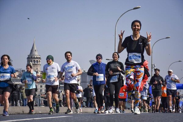 Türk atletlerde erkeklerde Ramazan Özdemir 1.04.02'lik dereceyle yarışı tamamlarken, kadınlarda Yasemin Can 1.07.57'lik dereceye ulaştı. - Sputnik Türkiye