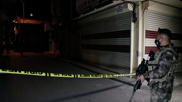 Adana'da devriye gezen bekçiler bomba düzeneği olan kişinin üzerine atladı - Sputnik Türkiye
