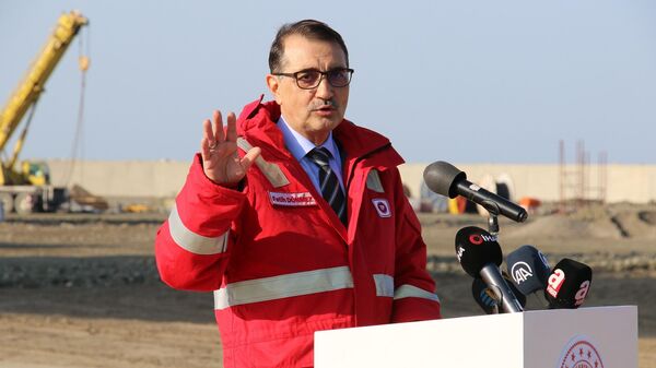 Enerji ve Tabii Kaynaklar Bakanı Fatih Dönmez, Yavuz Sondaj Gemisi’ni kuyubaşı vanasını Türkali-2 kuyusuna indirmek ve üst seviye kuyu tamamlama görevini yapmak üzere Filyos Limanı’ndan uğurladı. - Sputnik Türkiye