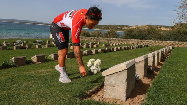 Çanakkale'deki etabı kazanan Avustralyalı Ewan, atalarının mezarlarını ziyaret etti - Sputnik Türkiye