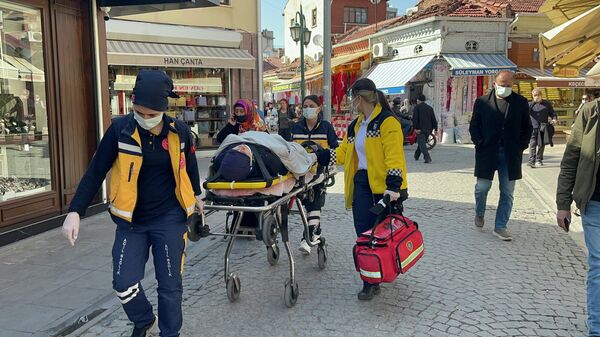 Hatalı park edilen araç ambulansa engel oldu: Sağlık personeli 250 metreyi sedyeyle koşarak ilerledi - Sputnik Türkiye