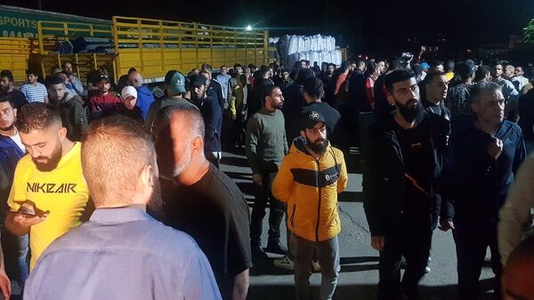 Lübnan'ın Trablus şehri açıklarında 60 sığınmacıyı taşıyan teknenin battığı bildirildi. Trablus limanına gelen çok sayıda Lübnanlı, yakınlarından haber almak için bekledi. - Sputnik Türkiye