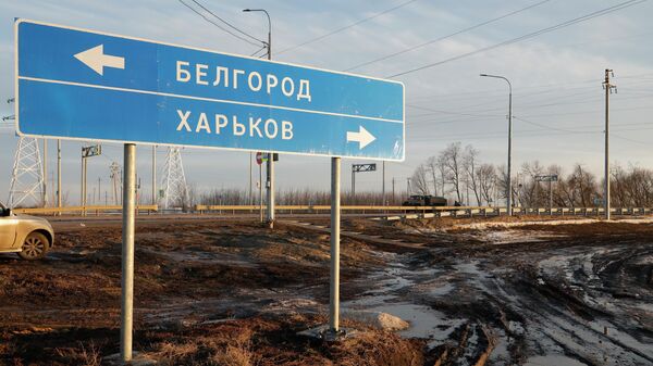 Road sign shows directions to Russia's Belgorod - Sputnik Türkiye