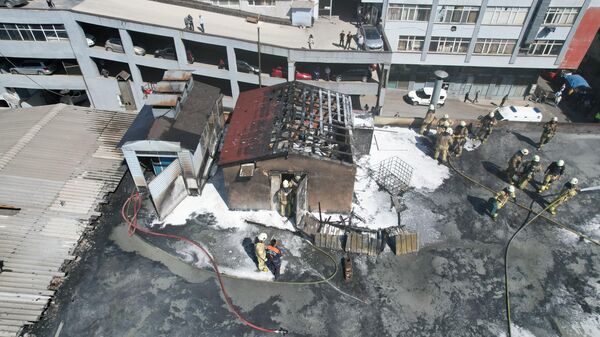 Bayrampaşa’da sanayi sitesinin çatısında bulunan depo alev alev yandı - Sputnik Türkiye
