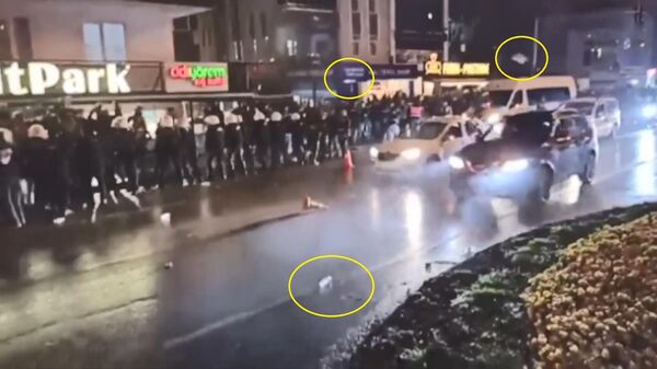 Samsun’da Trabzonspor’un şampiyonluk kutlamalarında 2 takım taraftarları karşılaşınca gerginlik çıktı. Polis olayda biber gazı kutlandı. - Sputnik Türkiye