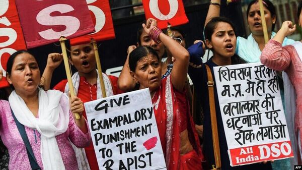 Hindistan'da kadına yönelik cinsel saldırı ve şiddet karşıtı protestolar - Sputnik Türkiye