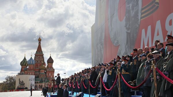 Rusya Devlet Başkanı Vladimir Putin 9 Mayıs Zafer günü askeri geçit töreninde konuşma yaparken  - Sputnik Türkiye
