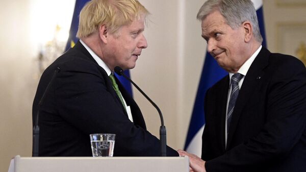 Finlandiya Cumhurbaşkanı Sauli Niinistö ve İngiltere Başbakanı Boris Johnson, saldırı durumunda karşılıklı yardımlaşma anlaşmasını imzaladılar. İngiltere aynı anlaşmayı İsveç’le de imzaladı.

 - Sputnik Türkiye