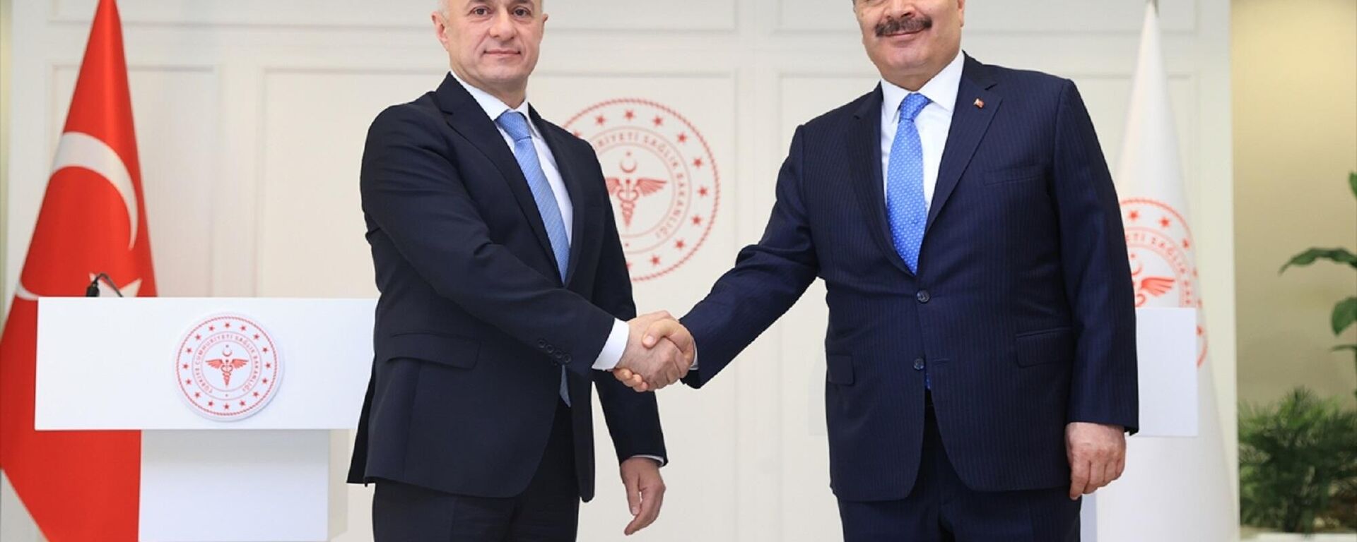 Sağlık Bakanı Fahrettin Koca, Azerbaycan Sağlık Bakanı Teymur Musayev ile bir araya geldi.
 - Sputnik Türkiye, 1920, 17.05.2022