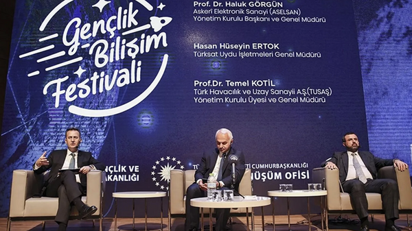 Gençlik Bilişim Festivalinin Türkiye’nin Uzay Yolculuğu başlıklı oturumu, Türkiye'nin önde gelen teknoloji şirketlerinin yöneticilerini bir araya getirdi. - Sputnik Türkiye