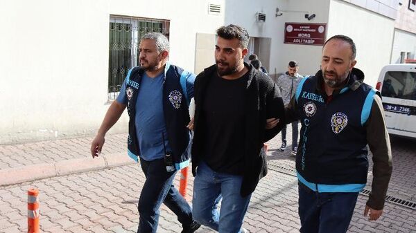 Halı saha maçında faul yaptığı gerekçesiyle pompalı tüfekle bir kişiyi öldüren şahıs tutuklandı - Sputnik Türkiye
