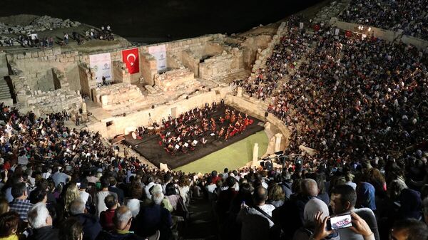 Laodikya Antik Tiyatrosu, 1690 yıllık hasretin ardından izleyicilerle buluştu - Sputnik Türkiye