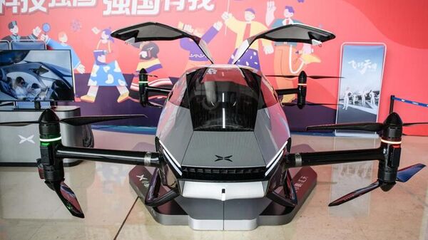 Çinli elektrikli otomobil üreticisi Xpeng, hem çevre dostu olması hem de havada hareket etmesi nedeniyle kent yaşamına yeni bir soluk getireceği öngörülen 'X2' isimli yeni uçan otomobilin tanıtımını yaptı. - Sputnik Türkiye