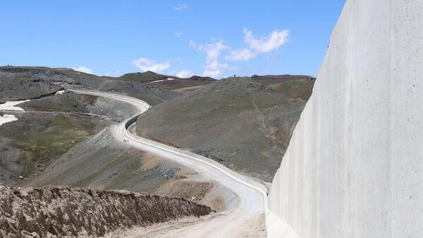 Van'ın İran sınırındaki Çaldıran ilçesi, duvar - Sputnik Türkiye