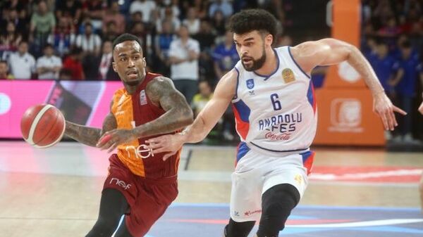 ING Basketbol Süper Ligi play-off yarı final serisi ilk maçında Galatasaray Nef, Anadolu Efes'i 105-70 mağlup etti.  - Sputnik Türkiye